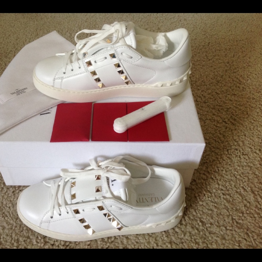 Valentino Garavani
Rockstud-embellished sneakers